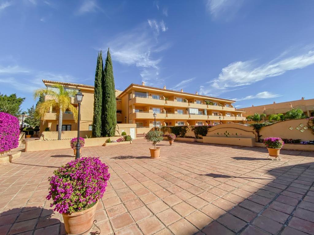 Apartamento En Los Patios De Santa Maria Golf Marbella Exterior photo